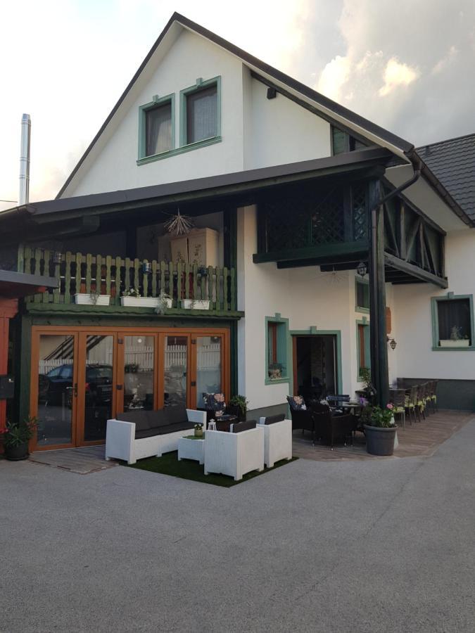 Mama'S House Hostel Cerklje na Gorenjskem Exterior photo